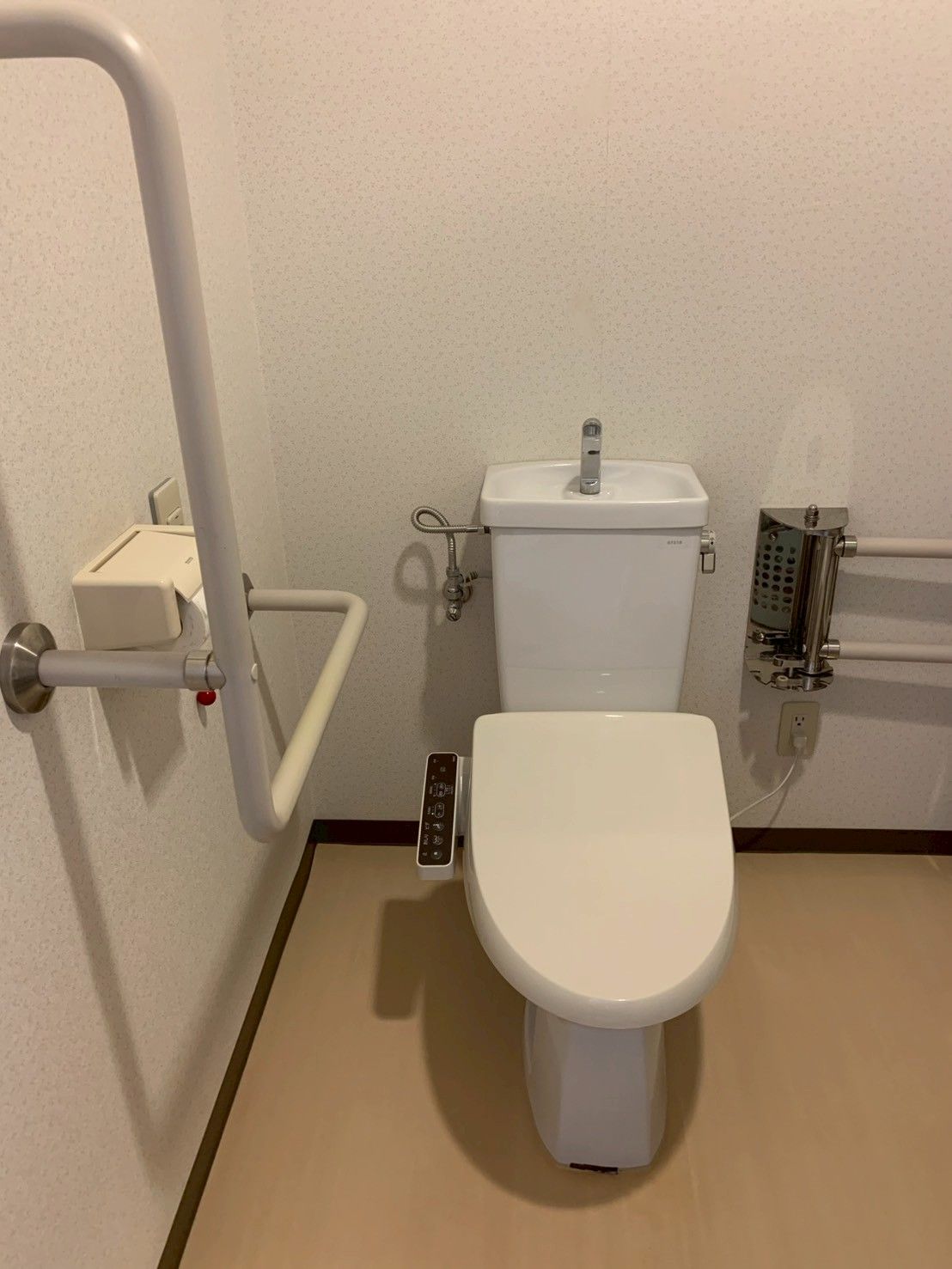手すり付きのトイレ
