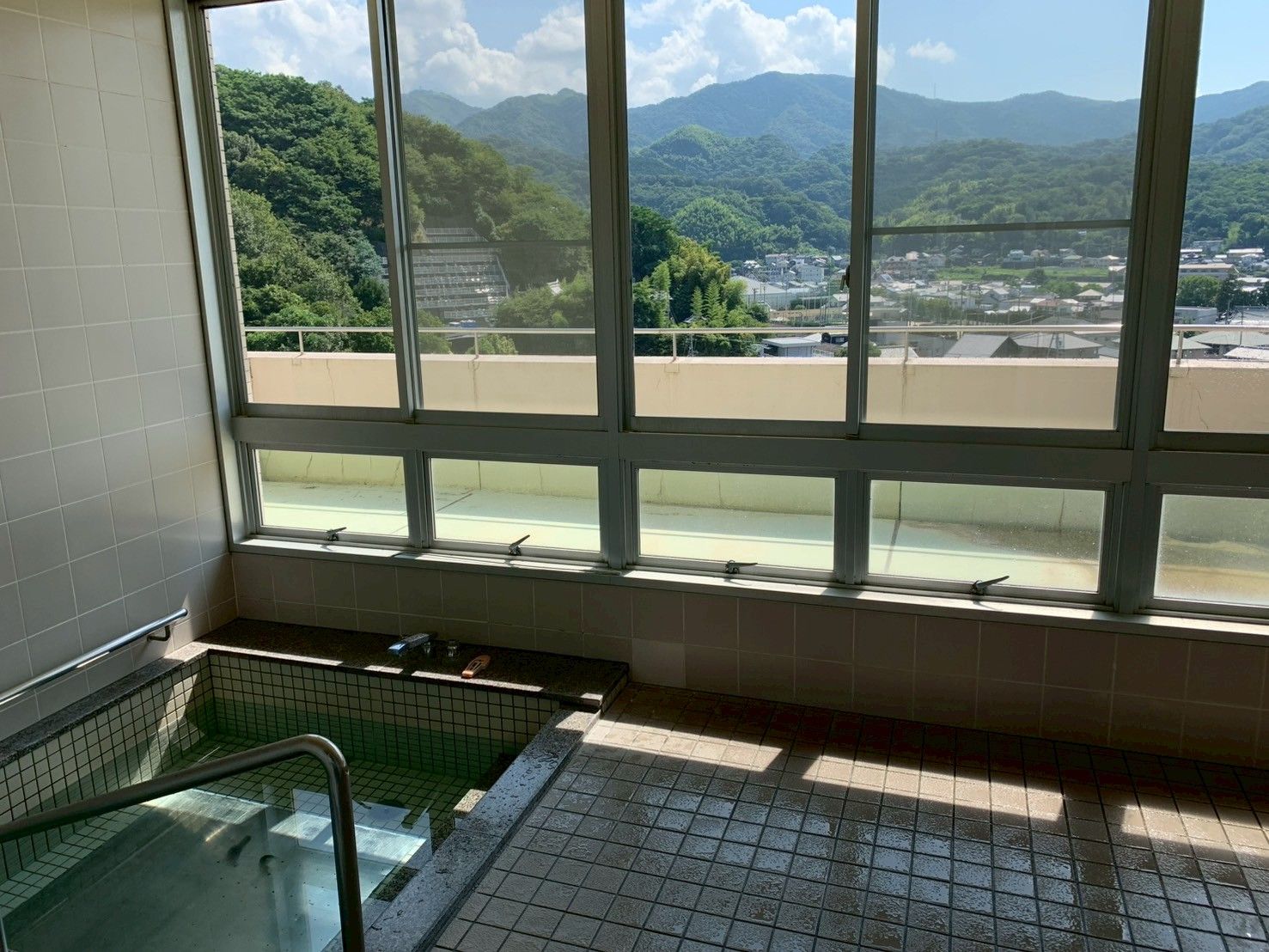 窓からの眺めが良い浴室