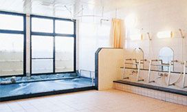 広々とした明るい浴室