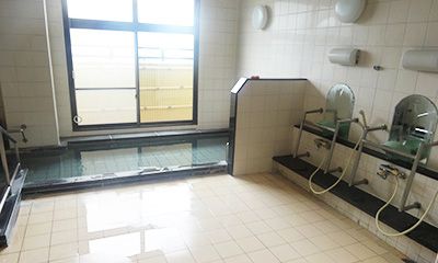 明るく広々とした洗面台付き浴室