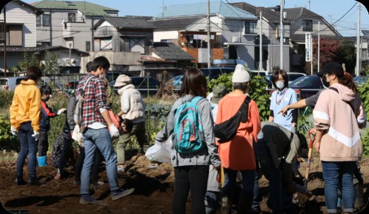 車いす対応の洗面所には鏡が付き、浴室には一人用の浴槽が設置され、壁にはエル字型の手すりが付いている。