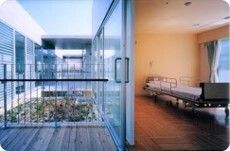 右奥にはIHクッキングヒーター付きのキッチンがあり、左側には受話器が設置された部屋があり、収納も付いている。