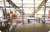 大きな収納スペースが付いたフローリングの部屋。奥に続く廊下にも引き戸が設置されている。