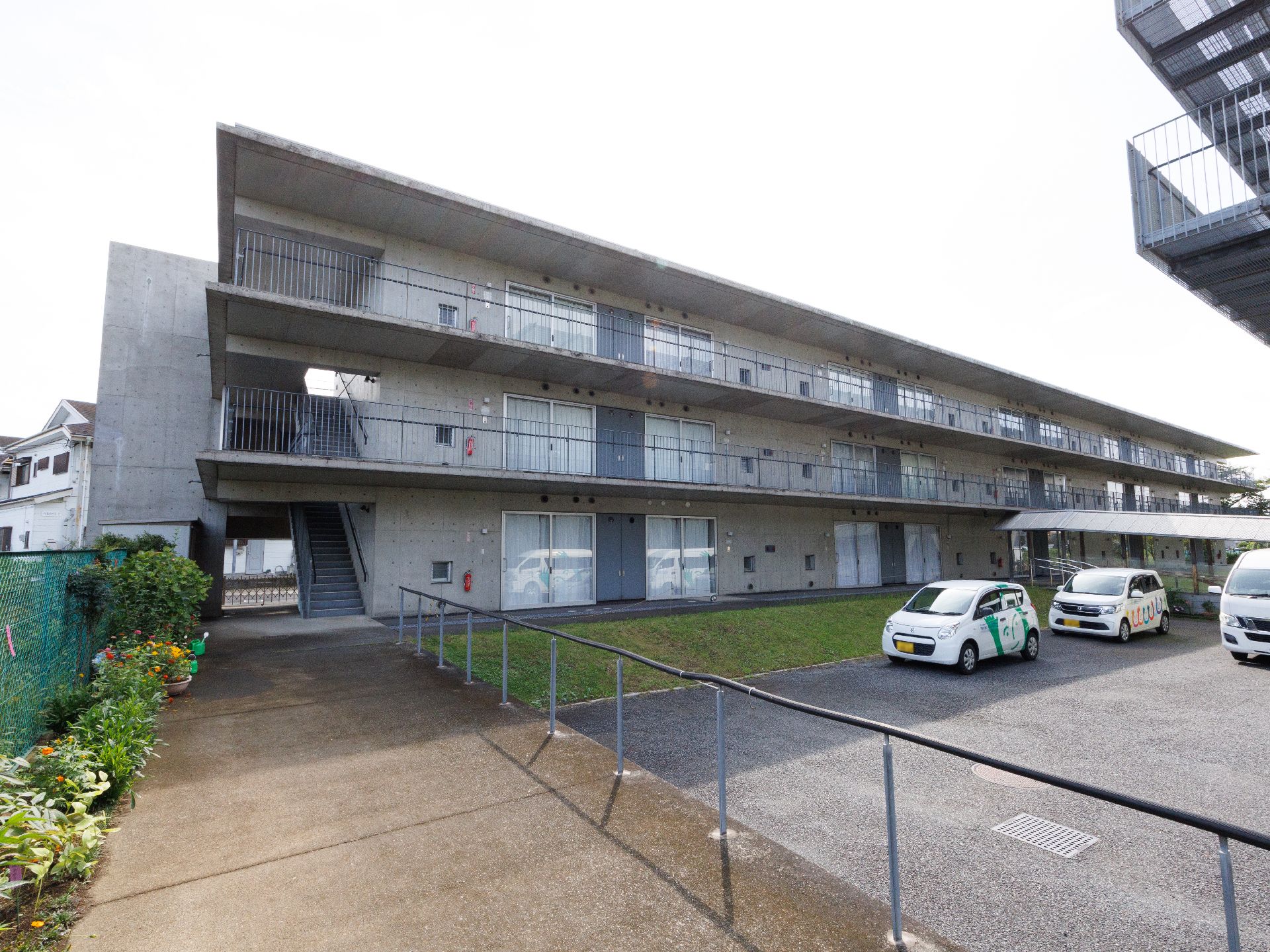 日当たりの良い3階建ての施設