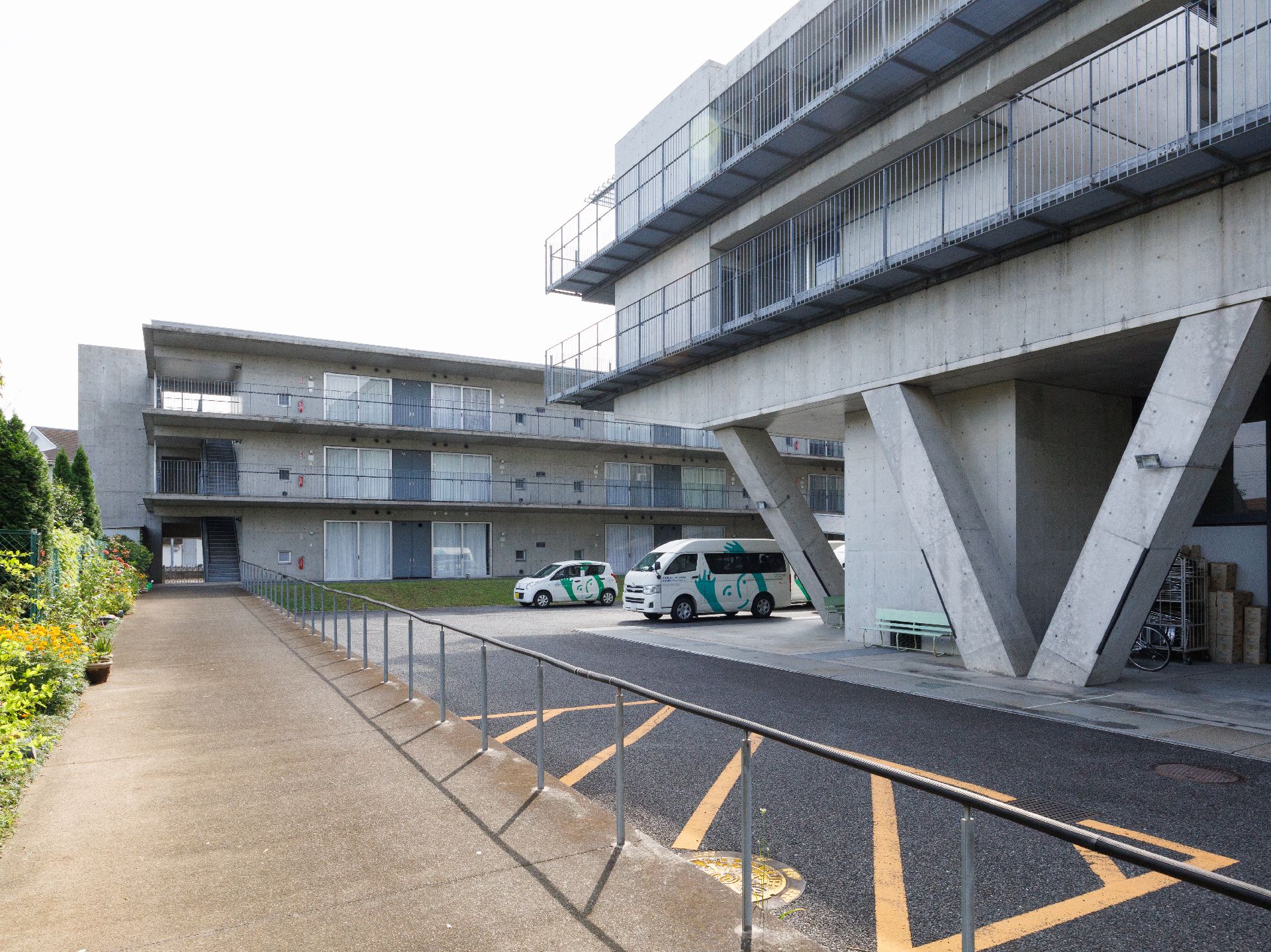 手すりを設置した外通路
