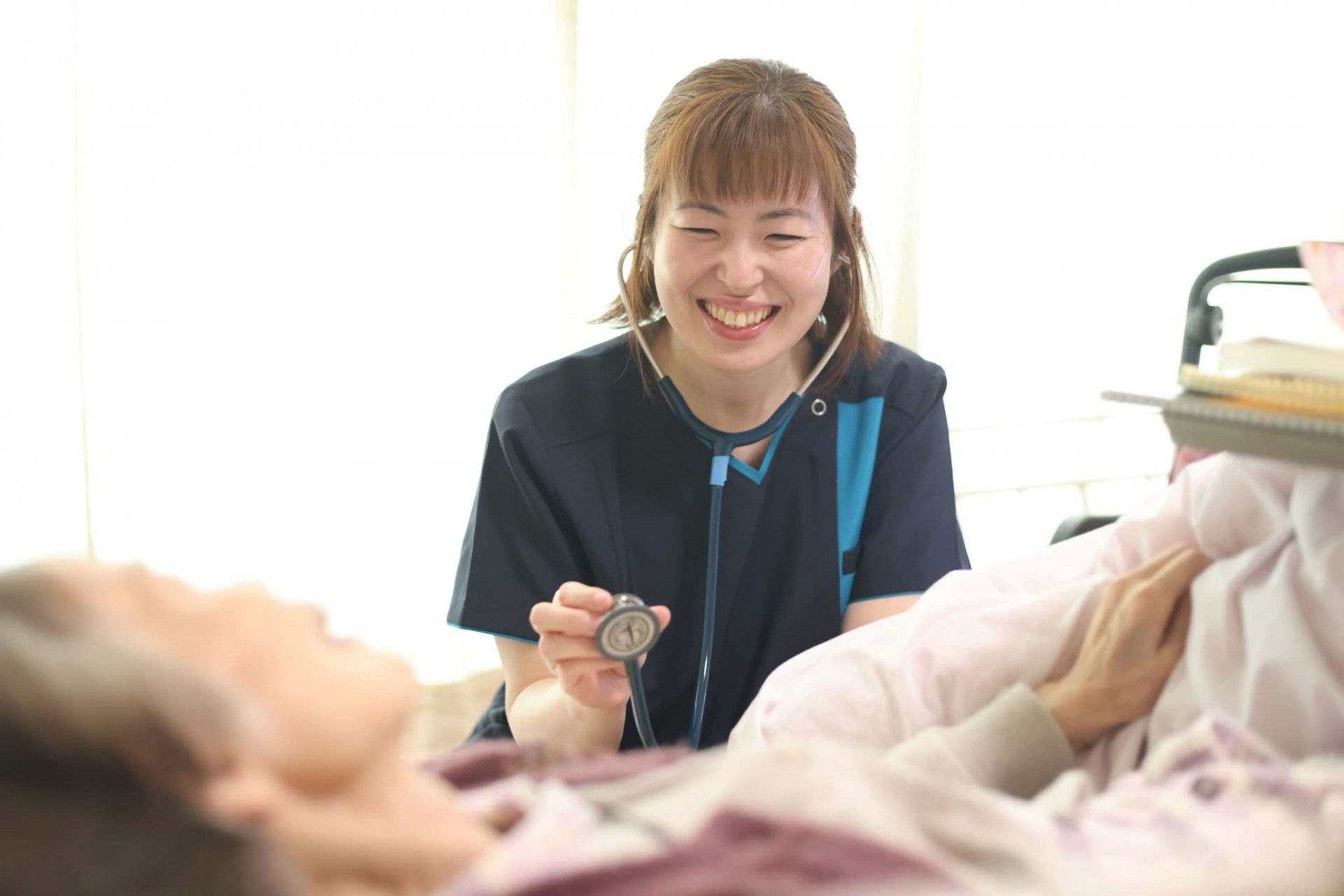 笑顔の看護師と利用者