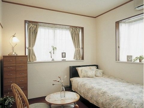 窓を2ヶ所に設け明るく入居者様のお好みにレイアウトされた居室