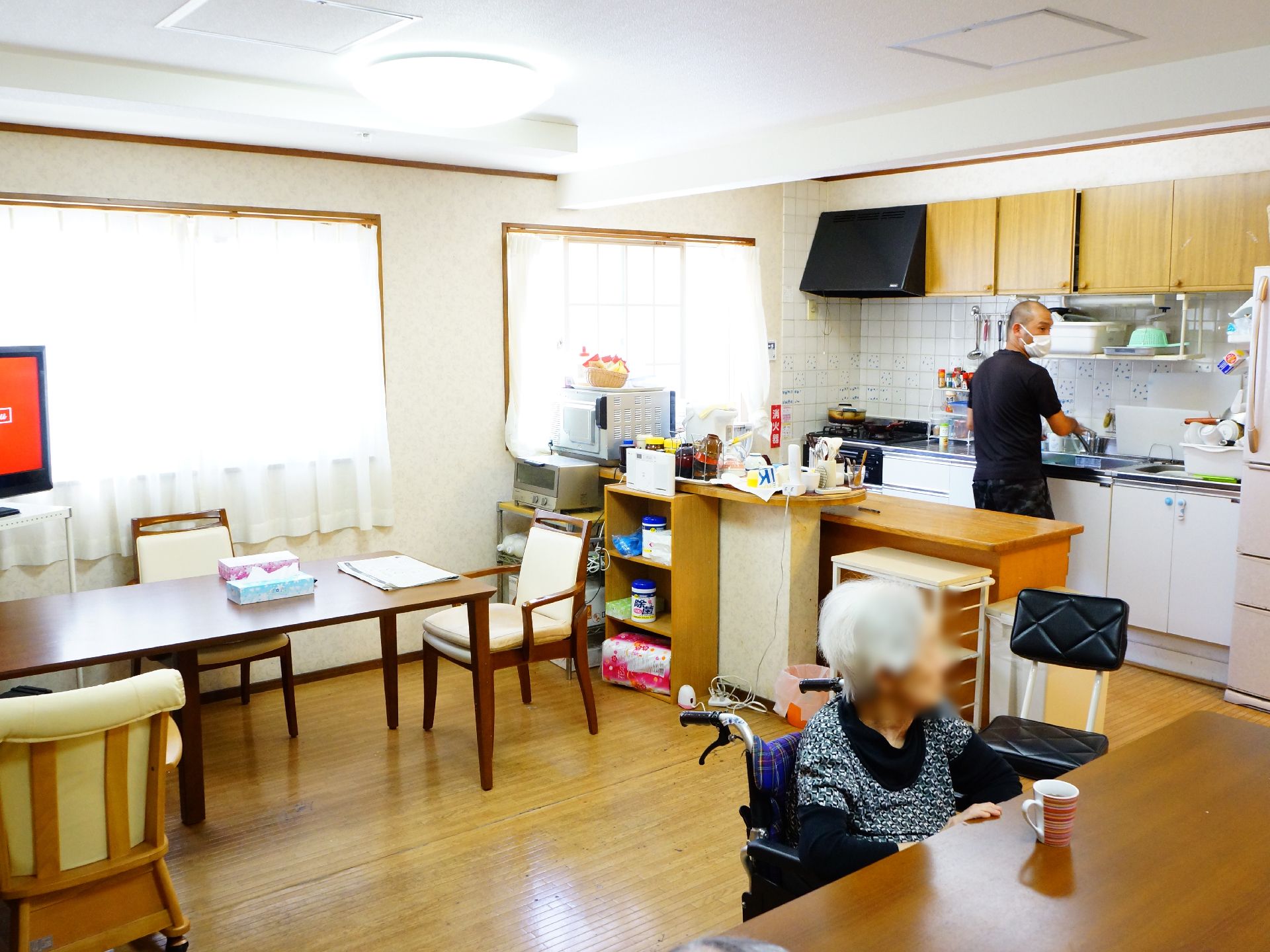 窓から光が差し込み明るい食堂。自宅のような雰囲気で、自然とみんなが集まるような空間づくりを目指している。