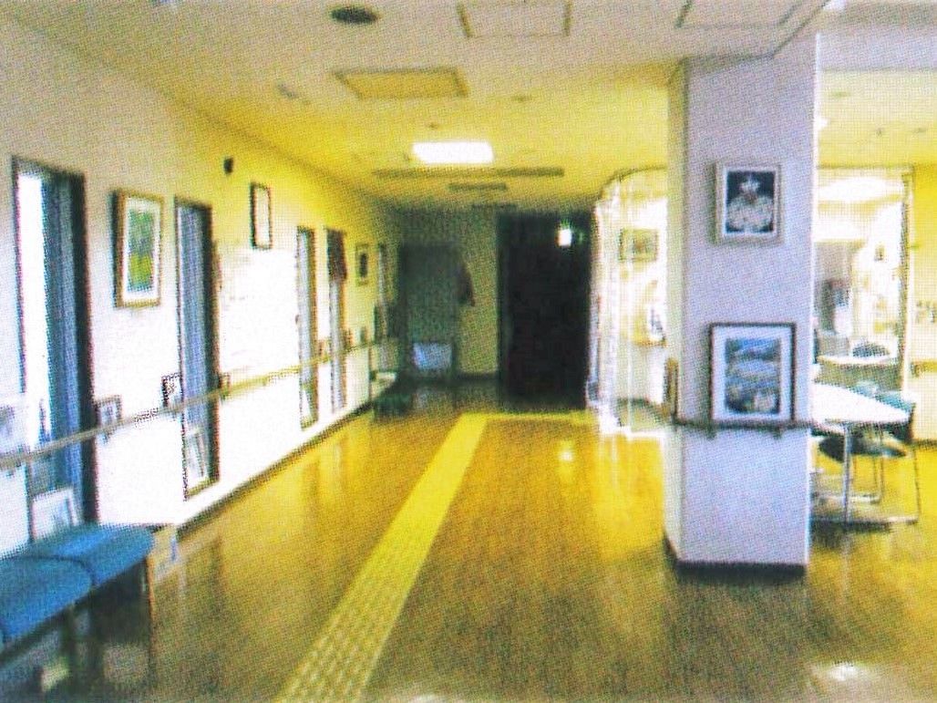 手すりが全域についた館内。ロビーにはベンチやテーブルが置かれ、絵画も飾られている。