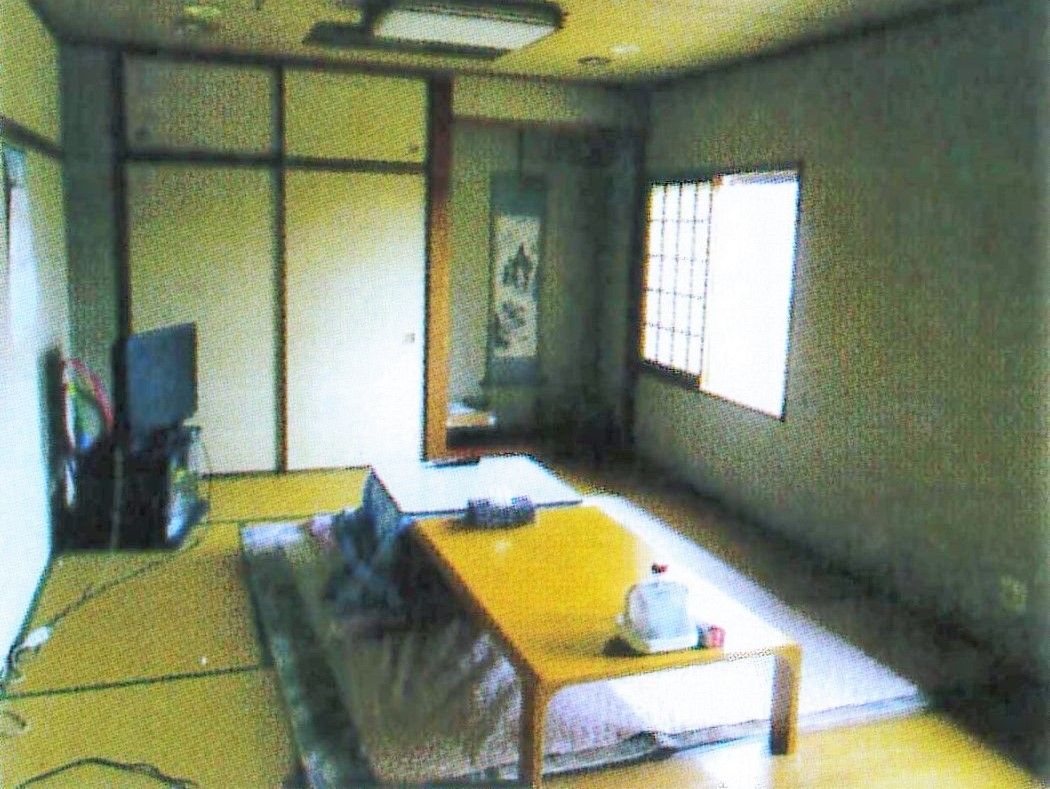 掛け軸がかけられた床の間のある和室には、こたつやテレビもある。