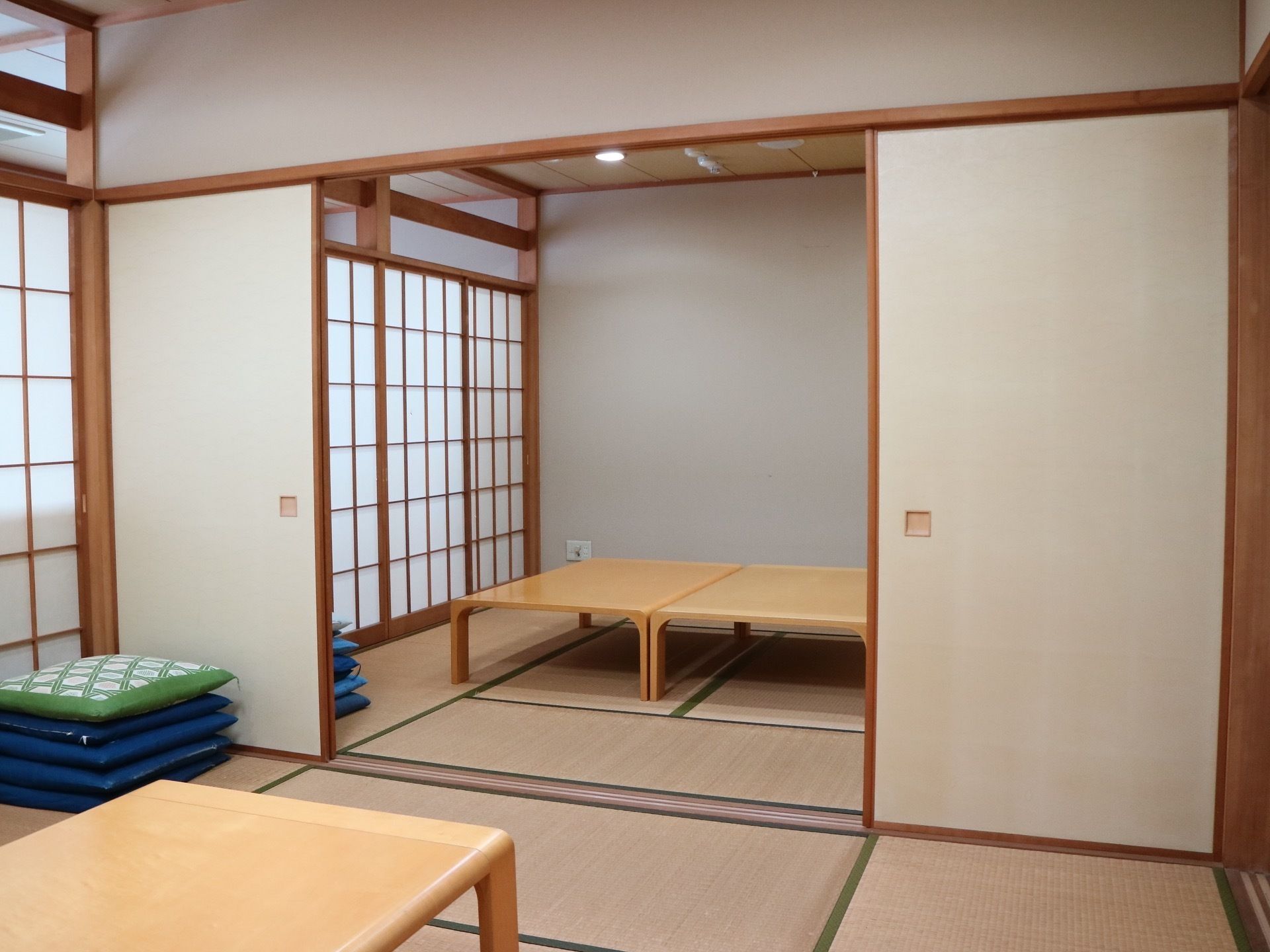 和室がつながった休憩室がある。ふすまで仕切れるようになっている。各部屋の隅に座布団が何枚か重ねて置かれている。