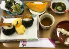 天むすと、わかめときゅうりの酢の物、メロンのデザートが付いたメニュー