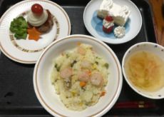 海老ピラフと、ハンバーグとスープ、生クリームをぬったケーキのセット