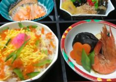 ちらし寿司と海老や野菜の煮物、酢の物や昆布巻きのセット