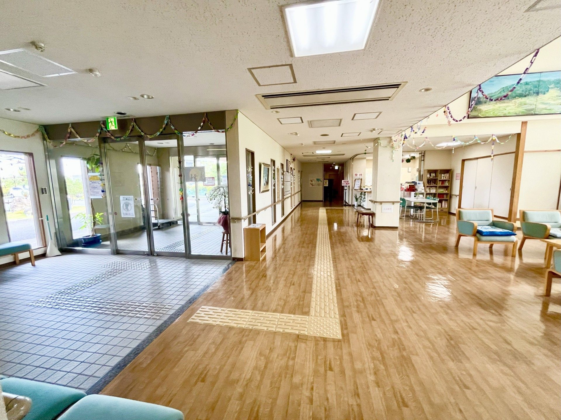 広い廊下と出入口