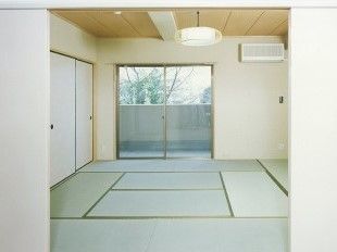 畳敷きの本格的な和室は家具は置かれておらず、エアコンや押し入れがある。