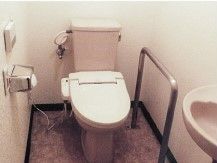 手すりや手洗い場が付いたトイレは温水便座付き。
