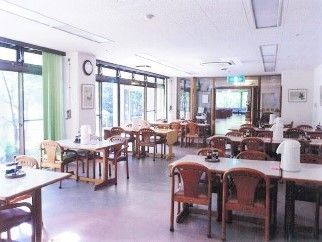 食堂にはたくさんのダイニングテーブルが並び、ポットと調味料がそれぞれのテーブルに置かれている。