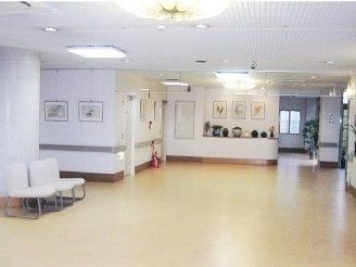 エントランスは白を基調として、木版画がたくさん飾られている。