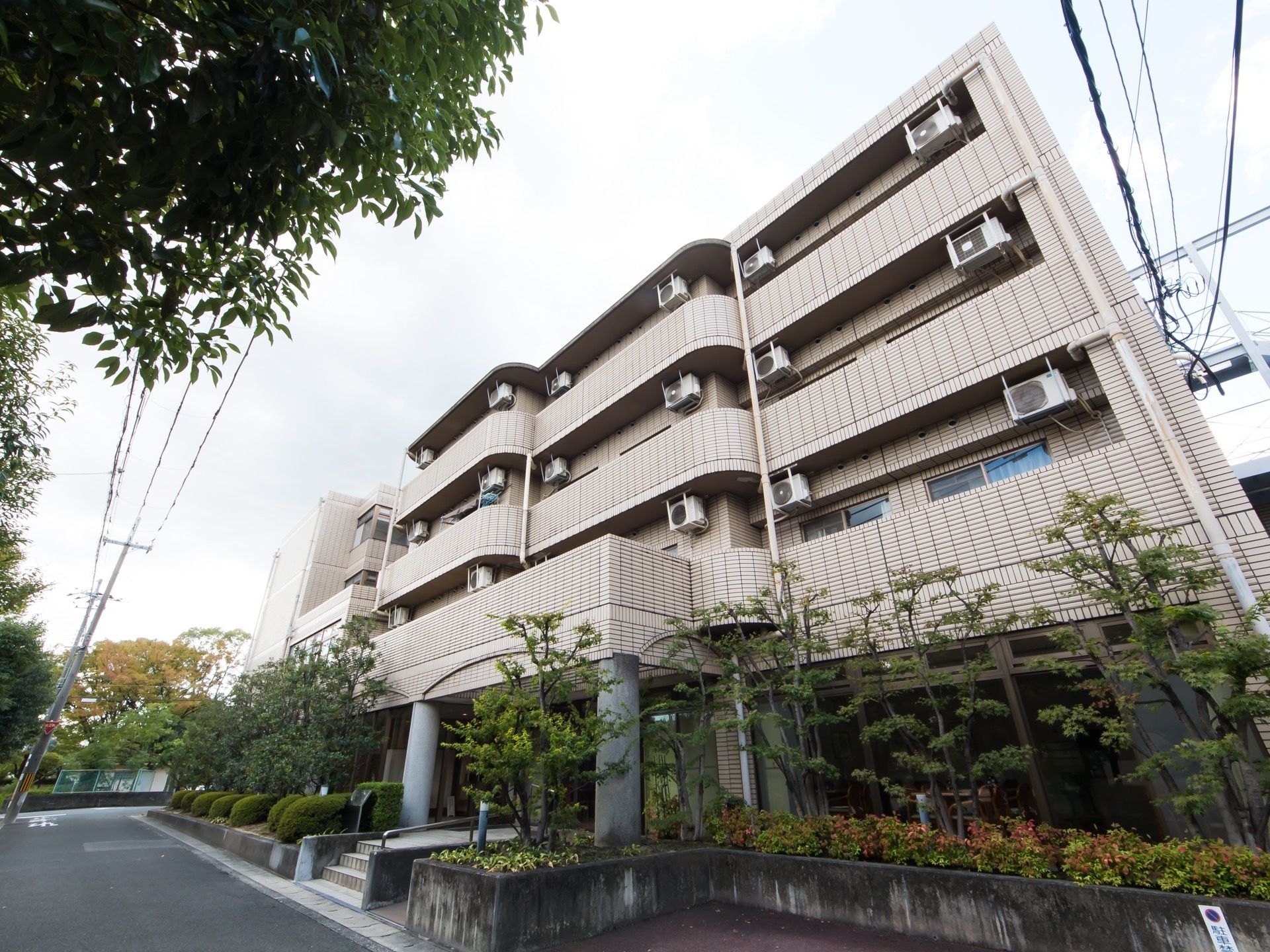 タイル張りの地上４階建ての施設である。建物の前面に植栽が施されており、周囲の敷地にも木々が茂っている。