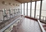 大きな窓のある洗面所