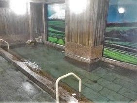 趣のある絵が描かれている浴室の様子。日本伝統の銭湯のような雰囲気のある浴室