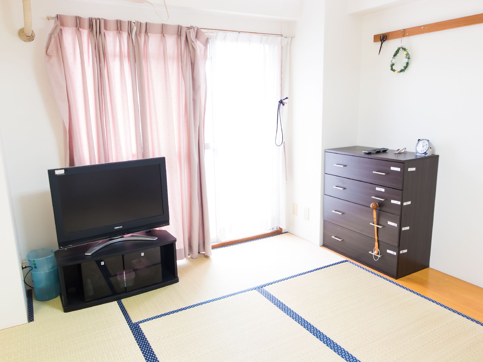 きれいな畳が敷かれていて、レースカーテン越しに日が差している居室