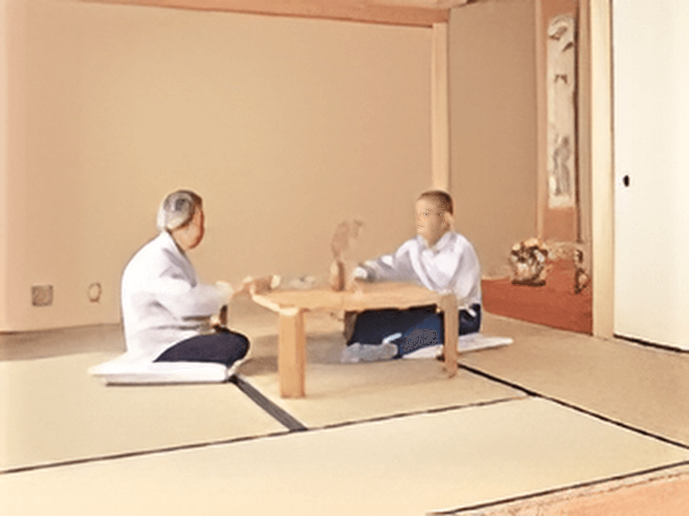 たたみのへやでくつろぐ二人の高齢者。リラックスしている時間
