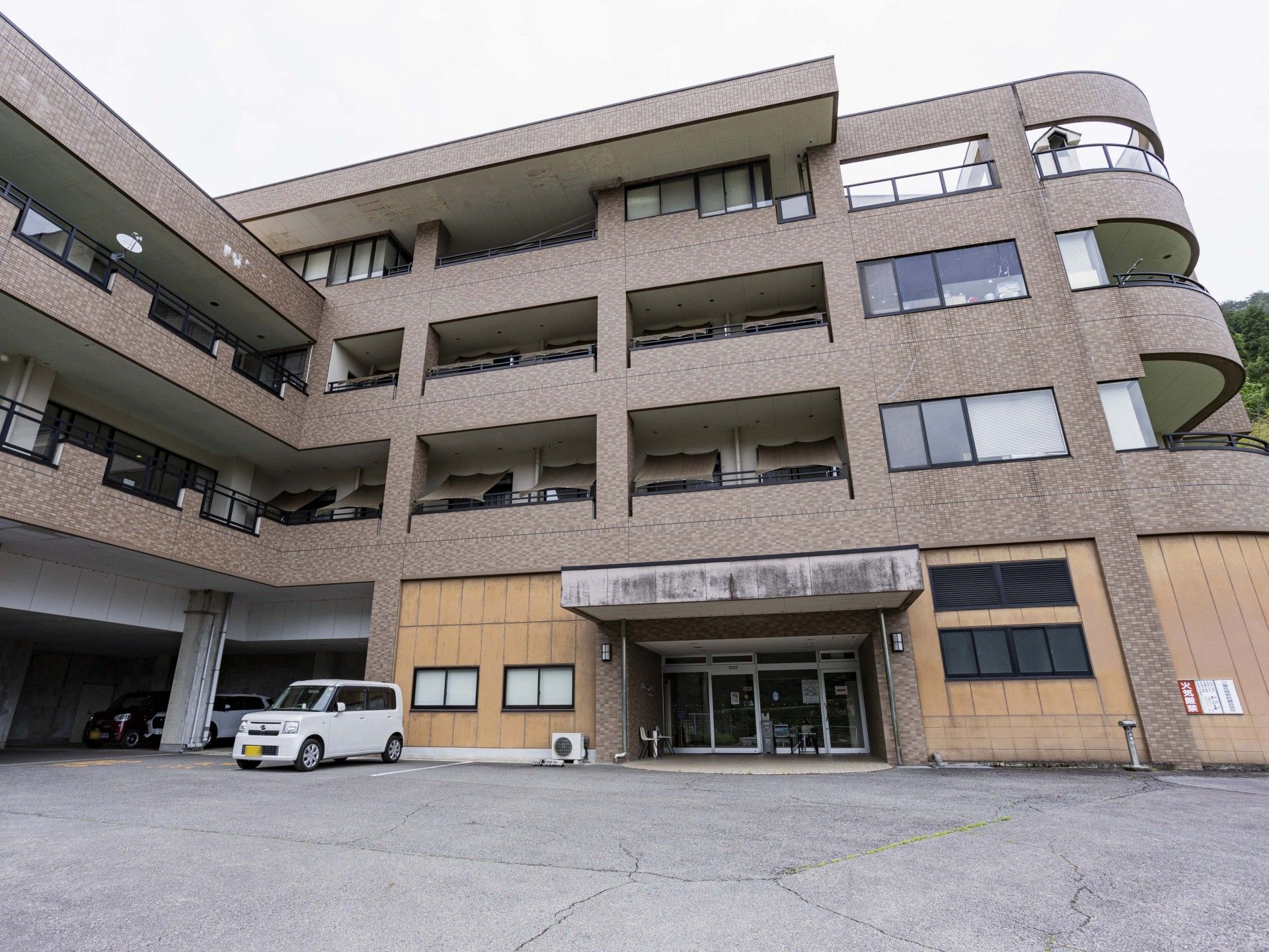 落ち着いた外観の建物