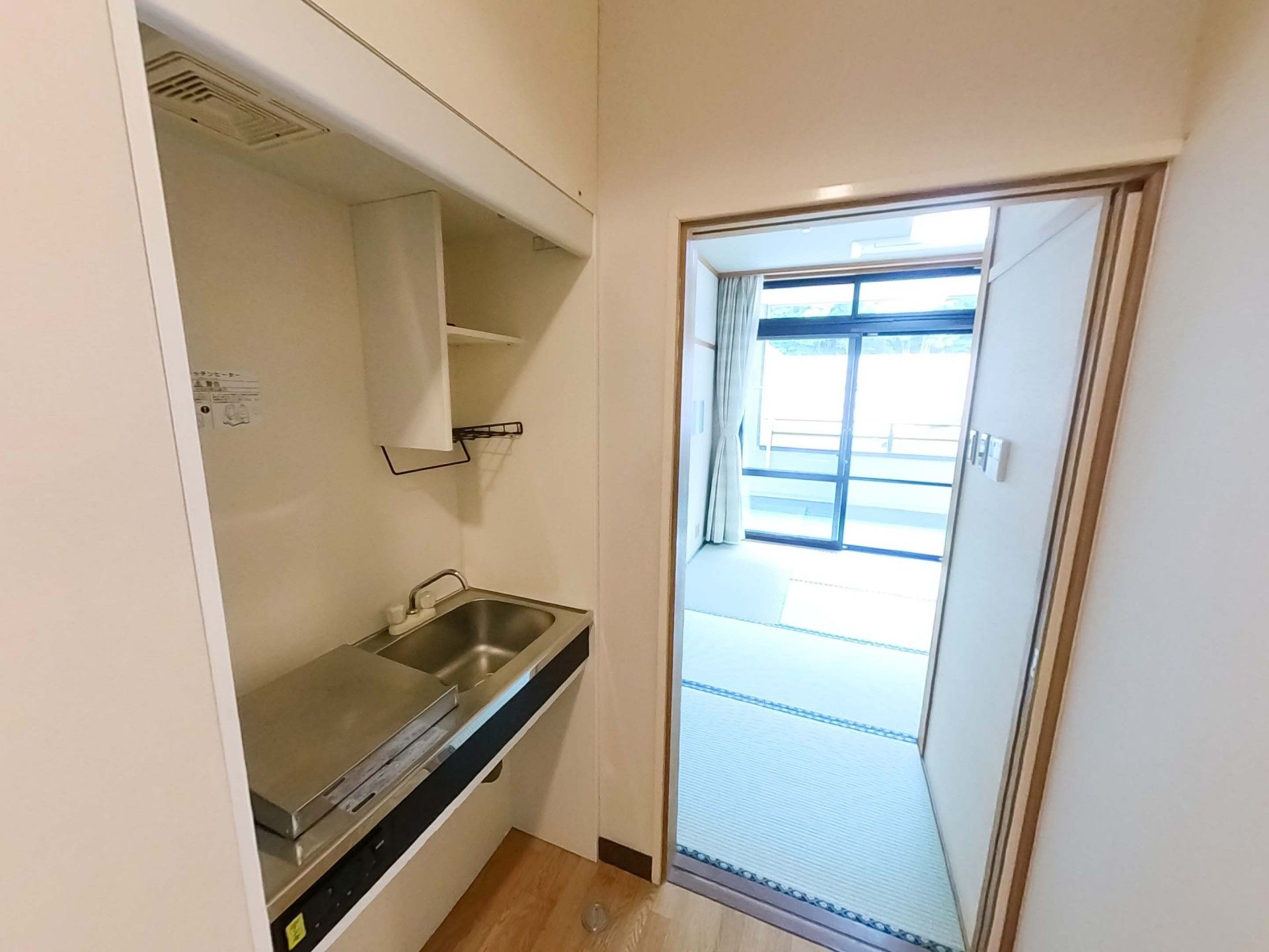 小さなキッチンと和室