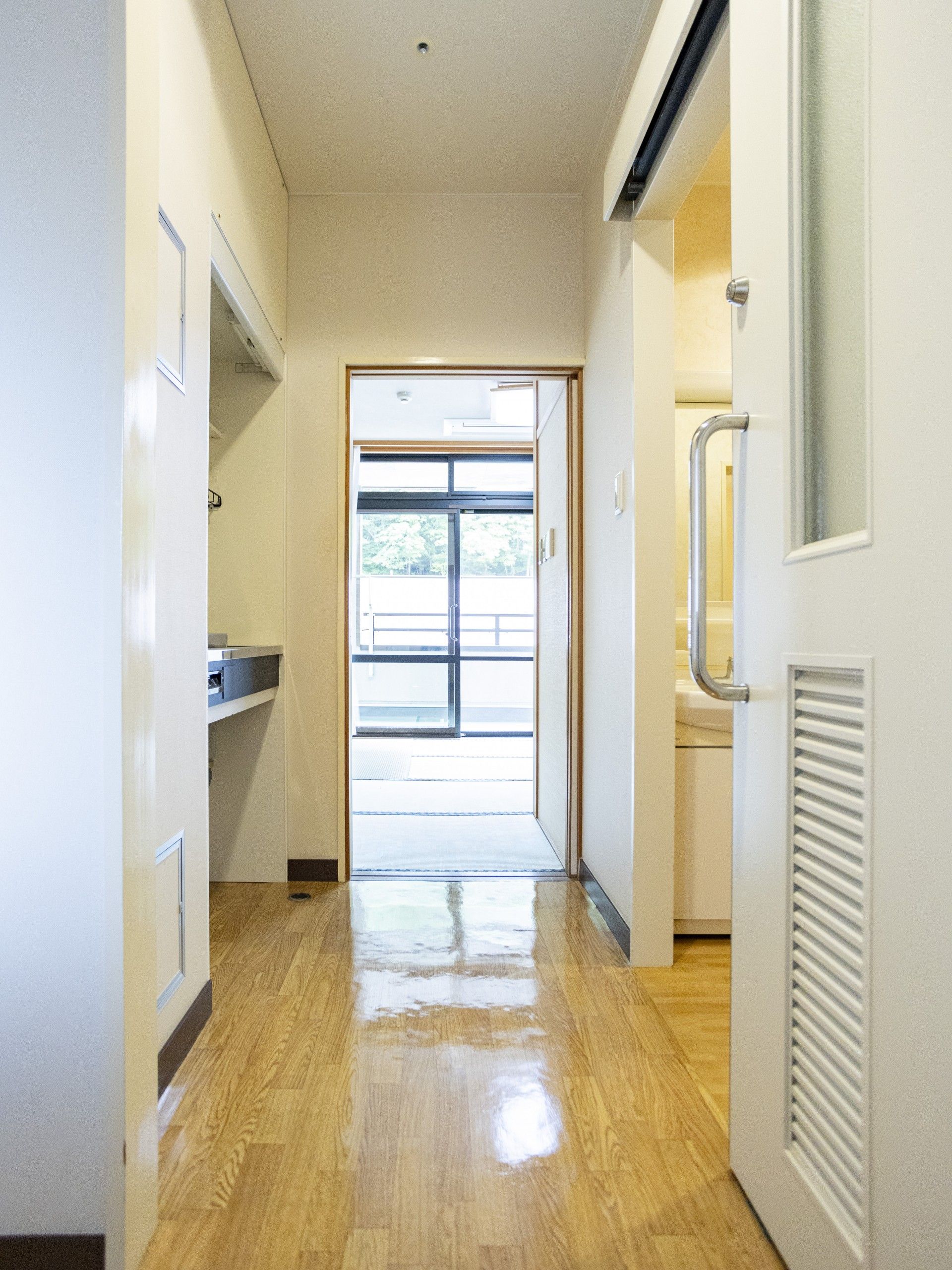 明るい廊下と扉