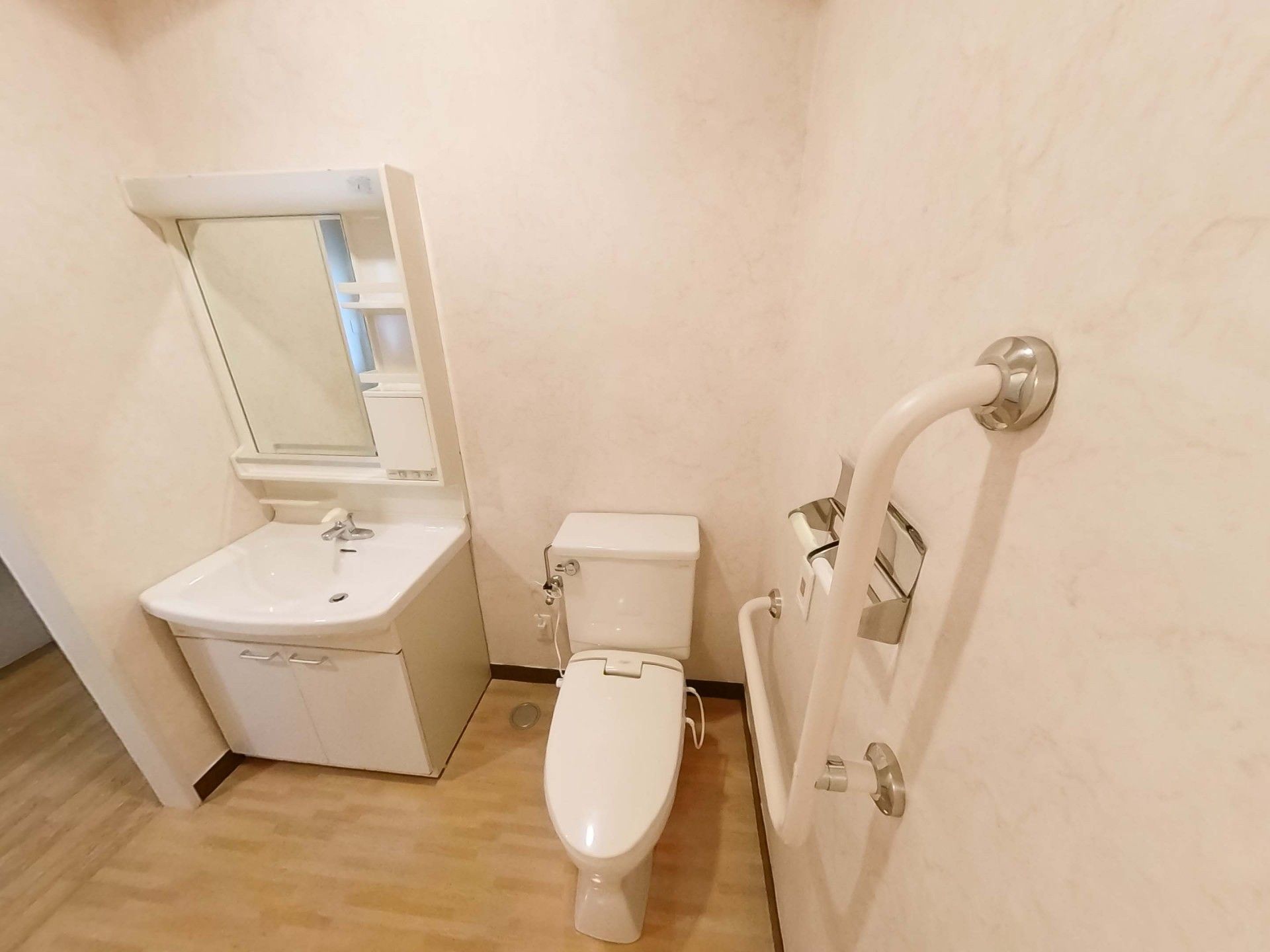 手すり付きの洗面所