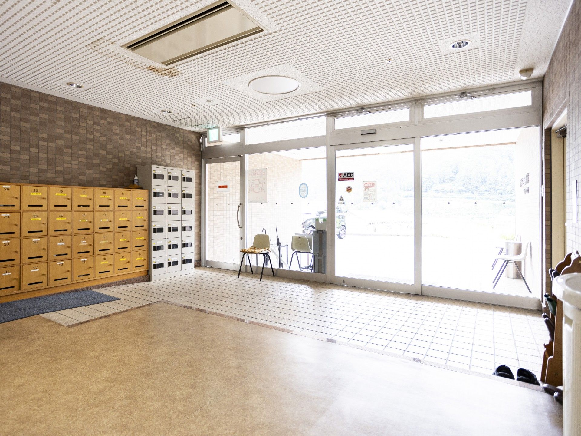 介護車両から降りる高齢男性と介助をする男性ヘルパー