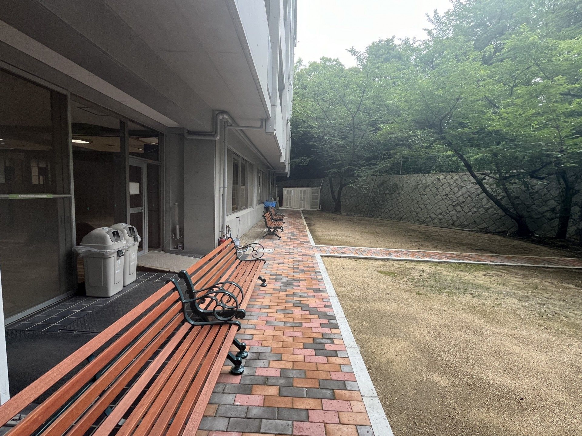 憩いのベンチと緑の庭園