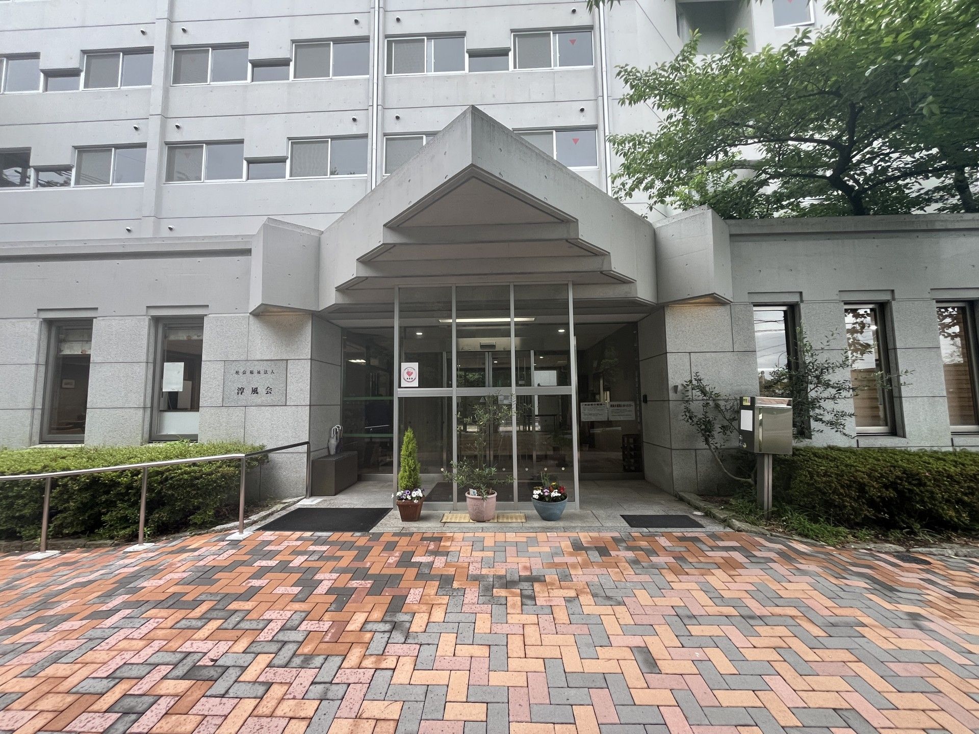 入り口が広い建物正面