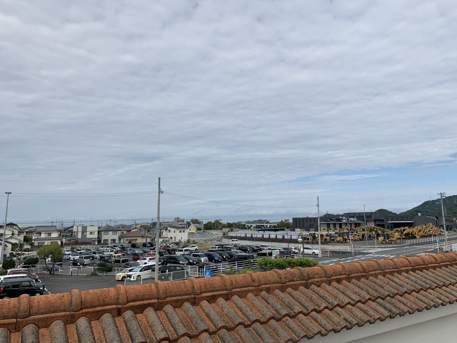 広がる駐車場と建物