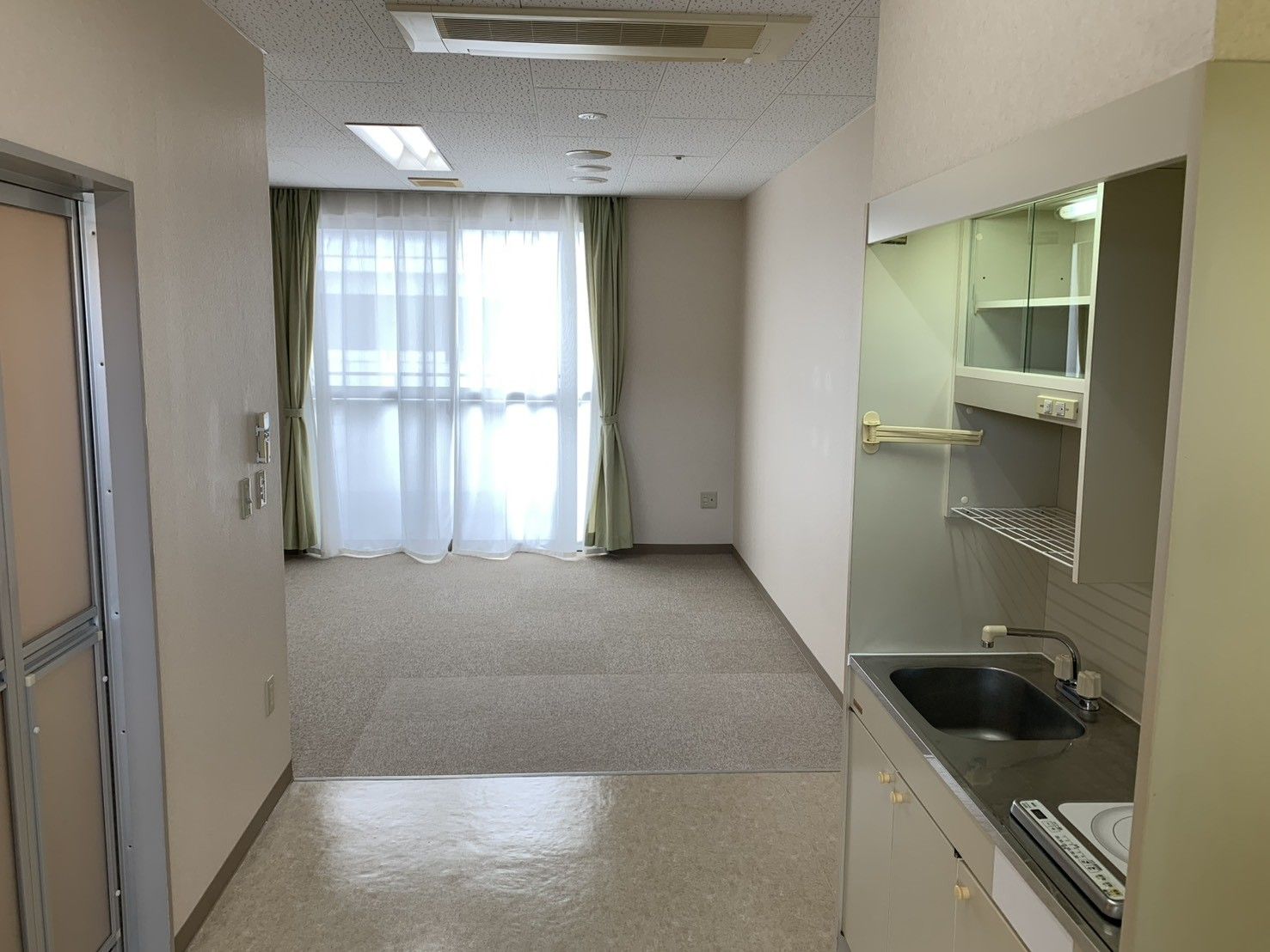 明るい居室と小さなキッチン