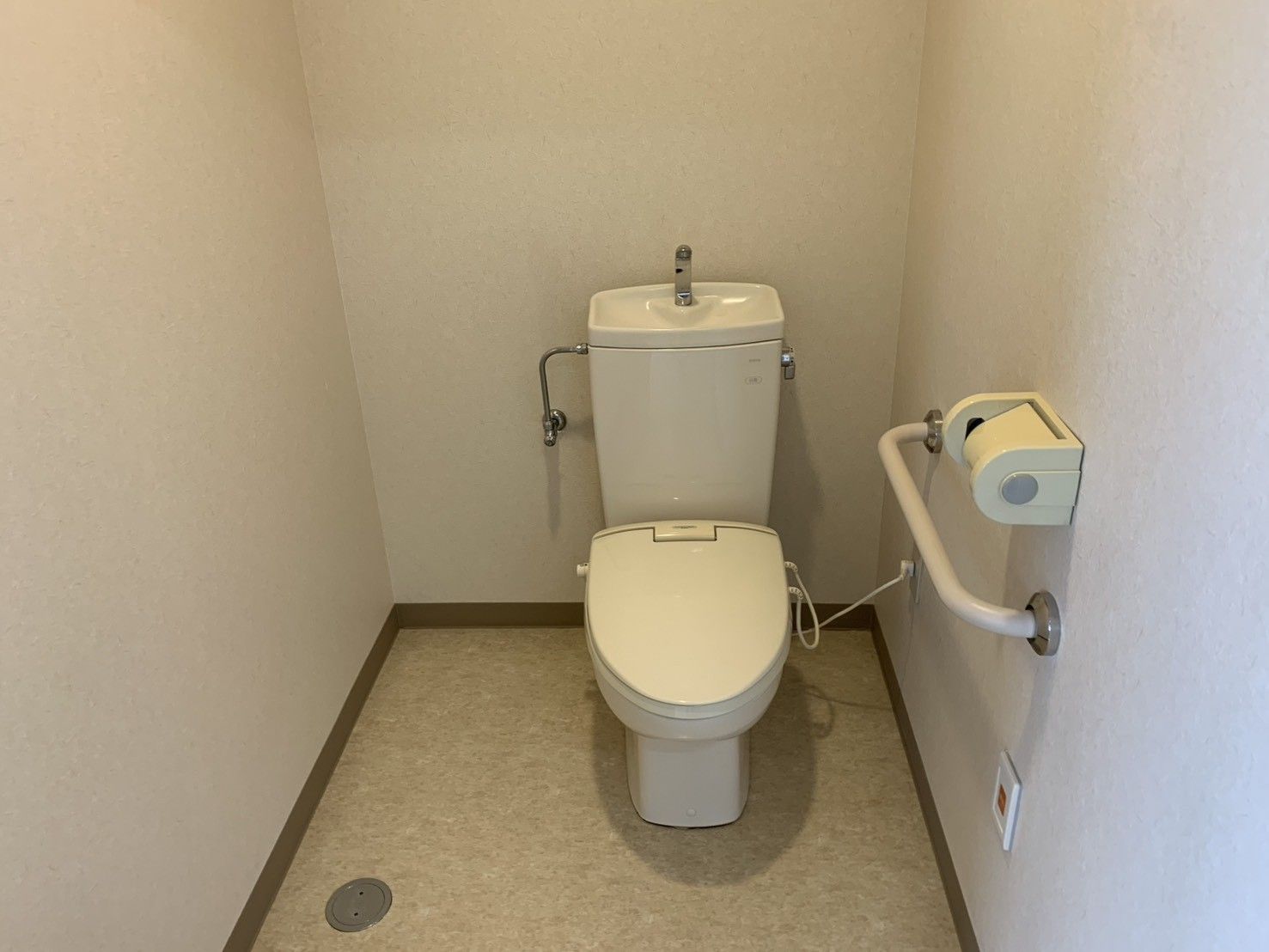 手すり付きのトイレ