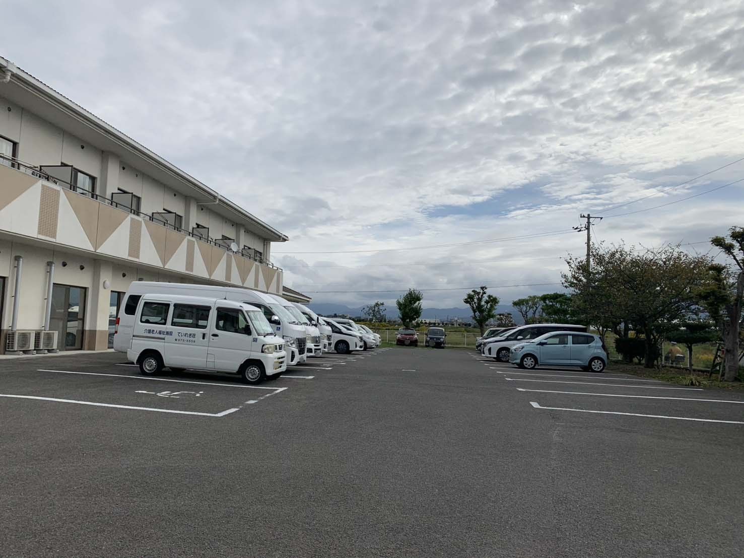 広い駐車場と建物