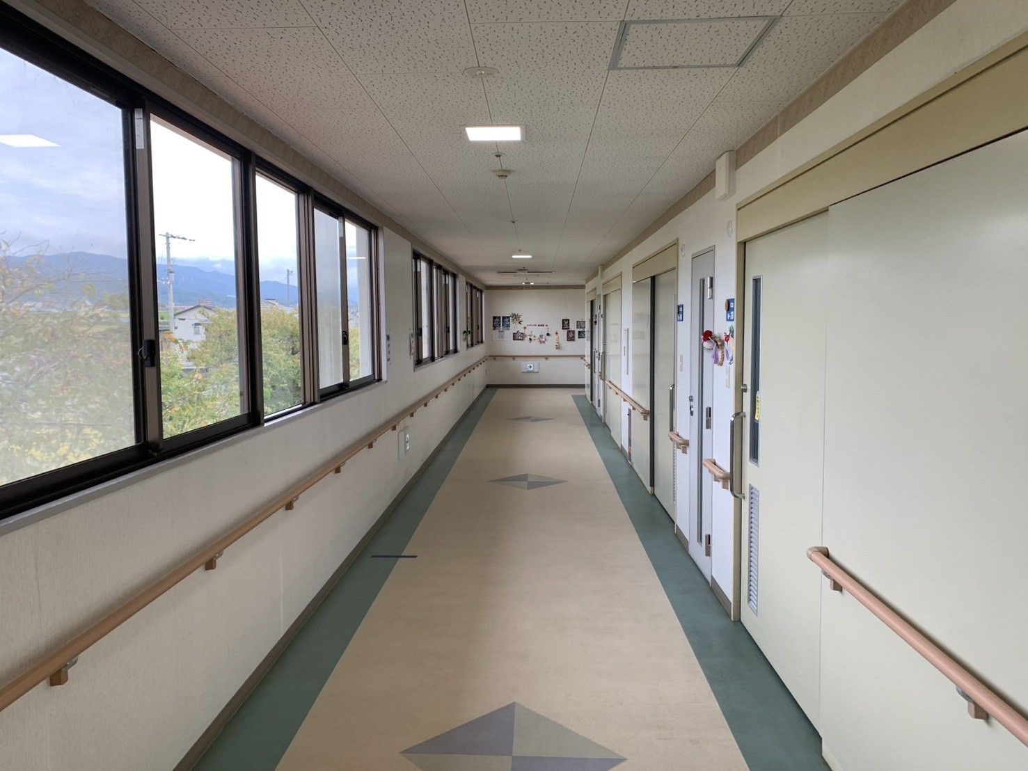 長い廊下と手すり