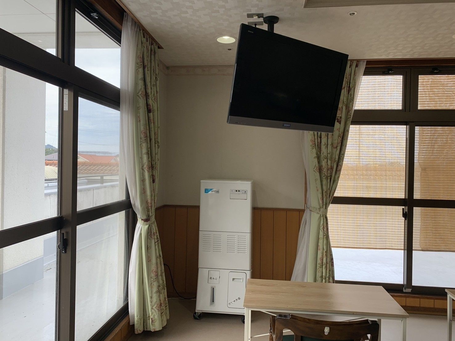 窓際のテレビとテーブル