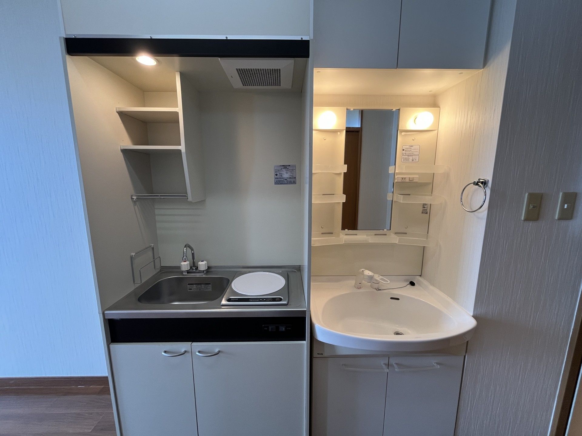 コンパクトなキッチンと洗面台