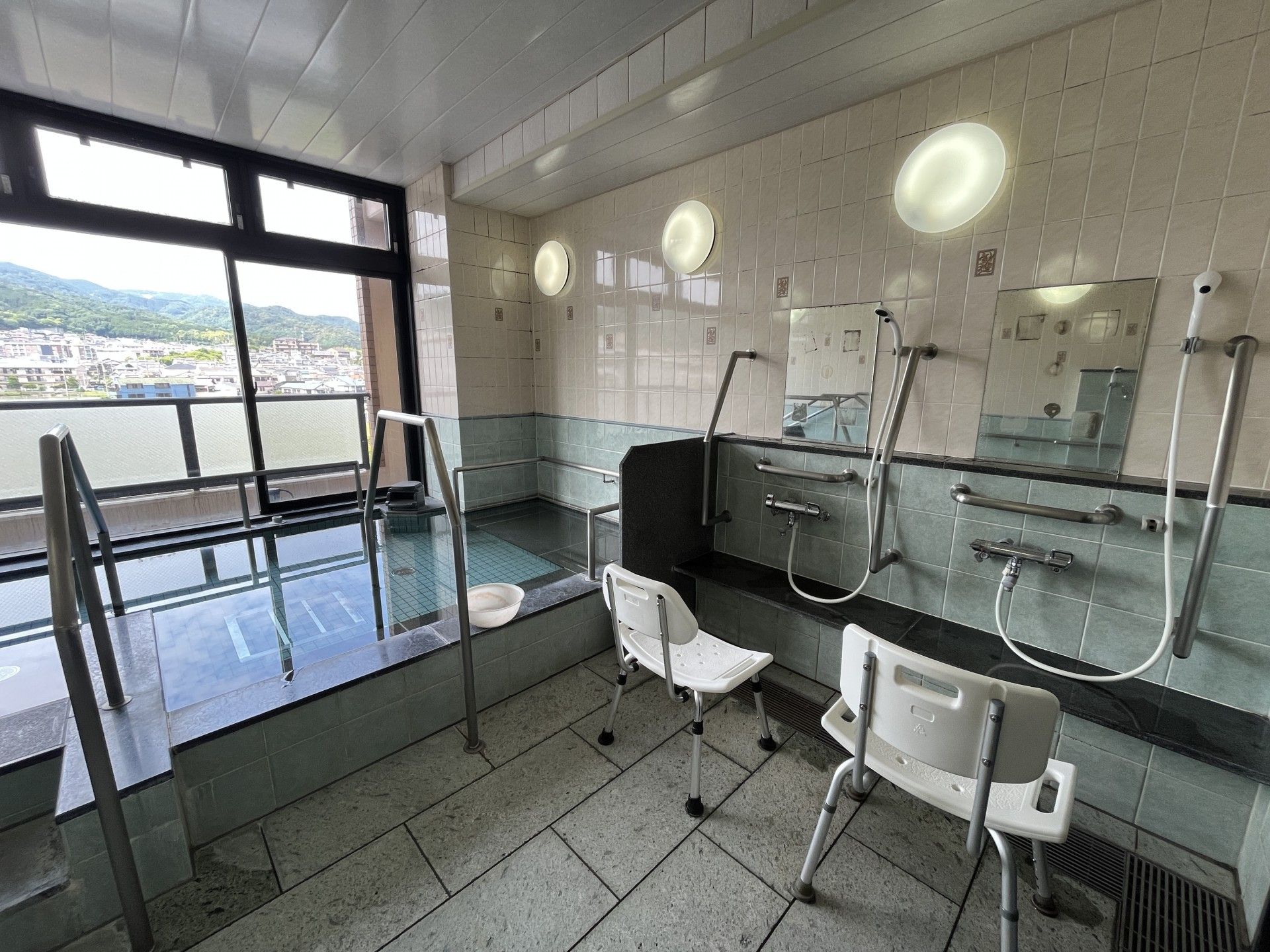 広い窓のある浴室