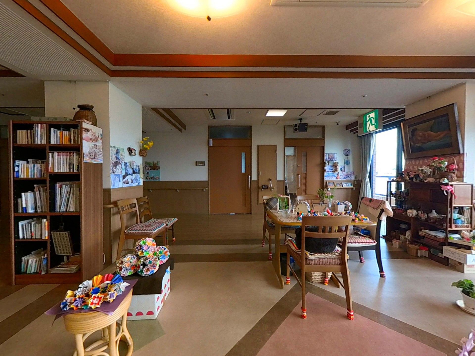 手作り作品が並ぶ部屋