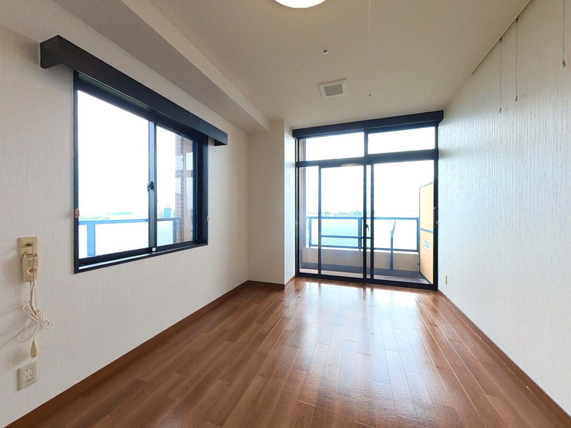 大きな窓のある部屋