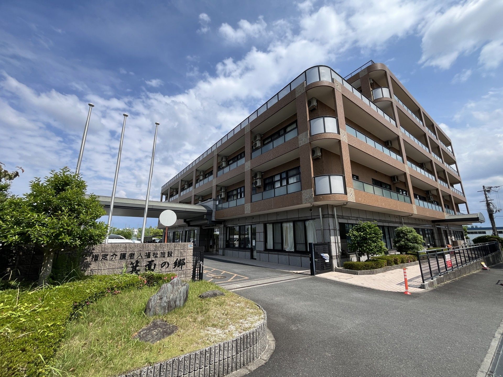 青空の下の建物外観