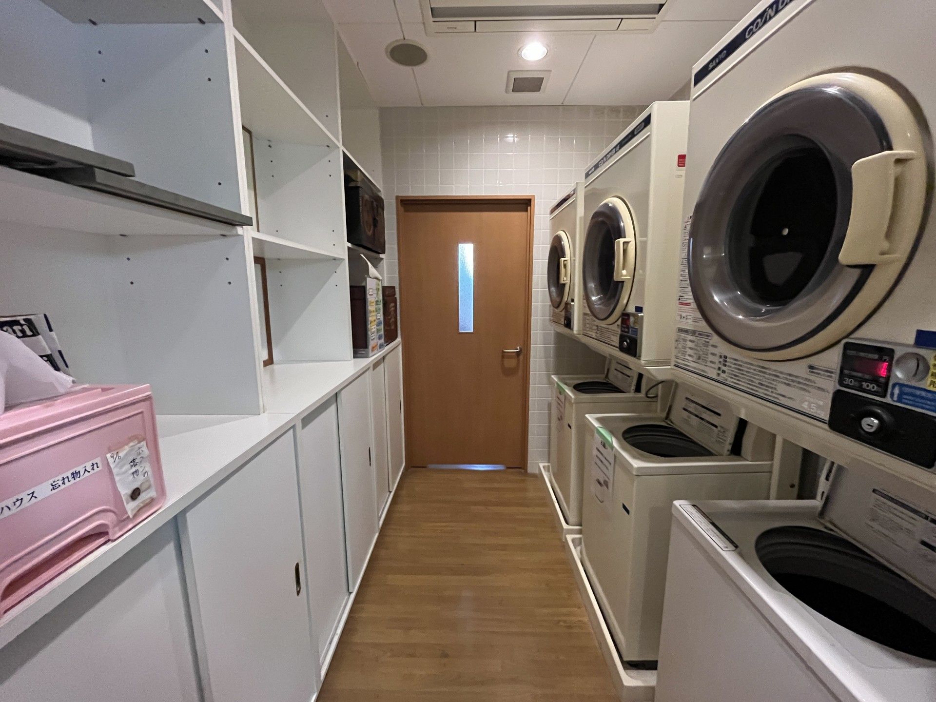 洗濯機が並ぶ部屋