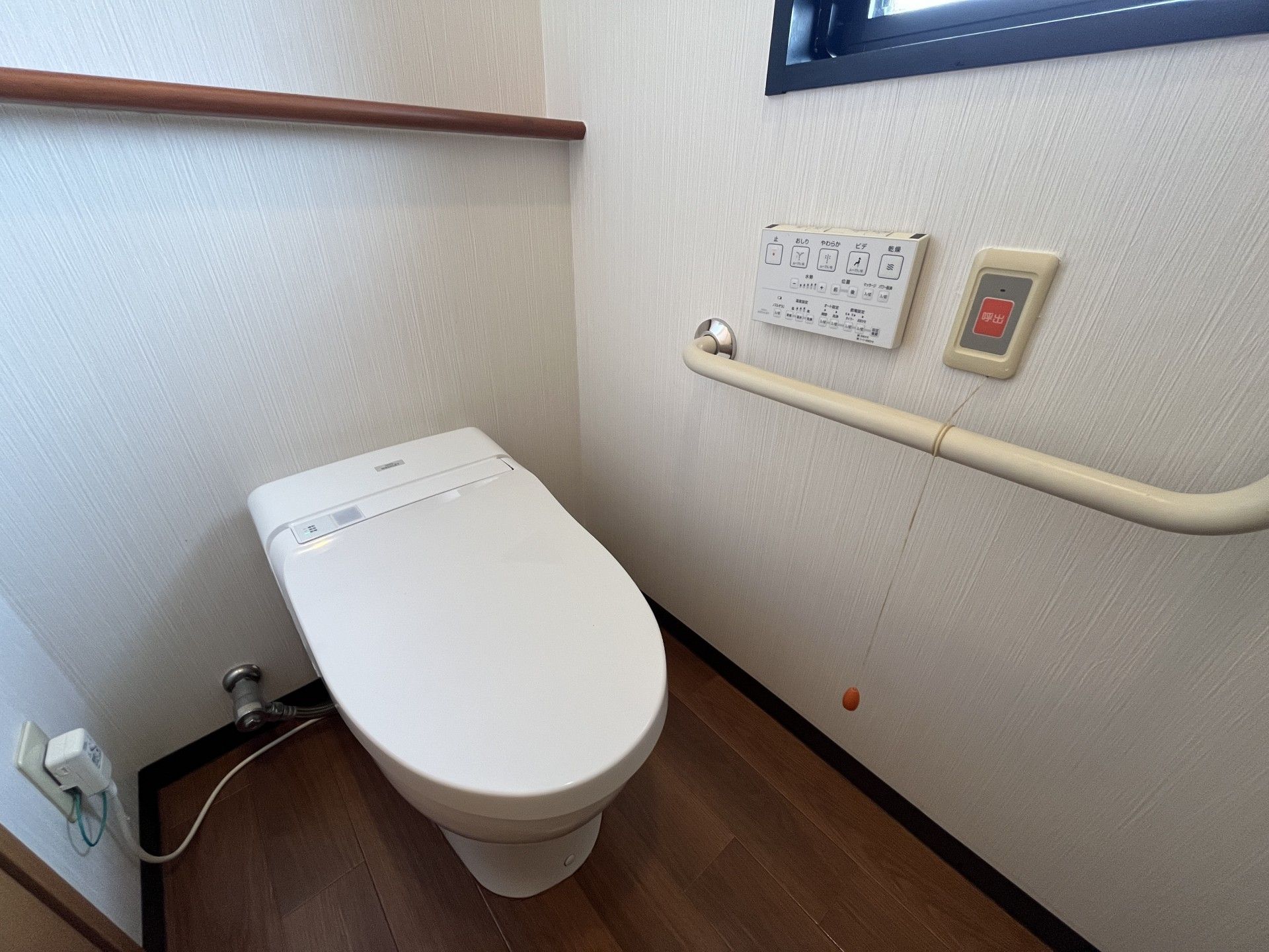 手すり付きのトイレ