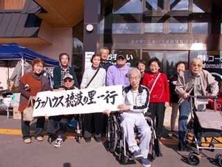 車いすやシルバーカーを利用している高齢者も参加して行われている外出イベント。