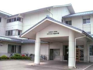 白を基調とした大きな建物は3階建てで、玄関先には屋根が付いた車寄せがある。